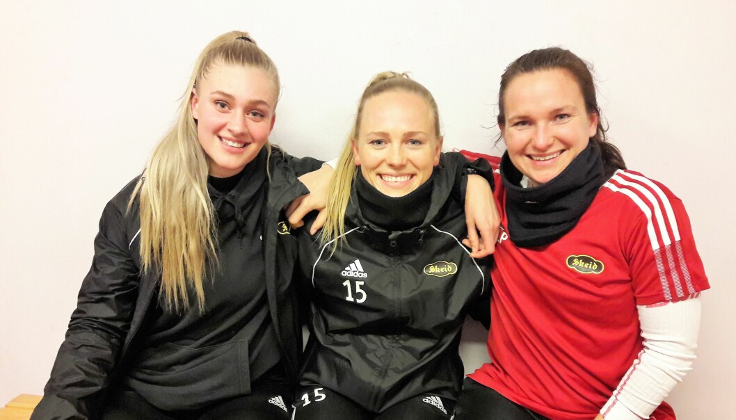 Helene Marjavara Inselseth, flankert av Elise Kvandal (t.v.) og Lise Lehn-Pedersen, etter siste trening på Nordre Åsen