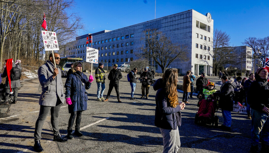 De kaller seg Freedom Convoy Norway og er inspirert av kanadiske demonstranter - rundt 200 personer demonstrerte utenfor NRK på Marienlyst lørdag.