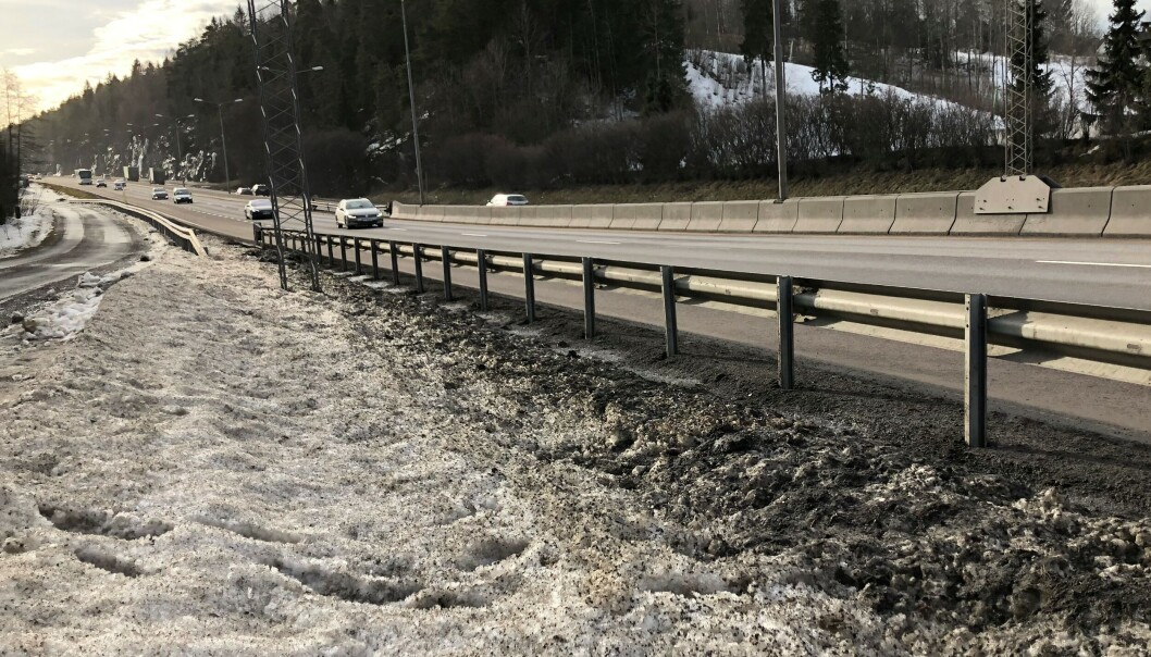 En ny studie viser at vei-nær snø inneholder store mengder mikroplast. Snø i veikanten bør derfor behandles før utslipp til miljøet, mener NIVAs forsker. En ny studie viser at vei-nær snø inneholder store mengder mikroplast. Snø i veikanten bør derfor behandles før utslipp til miljøet, mener NIVAs forsker.