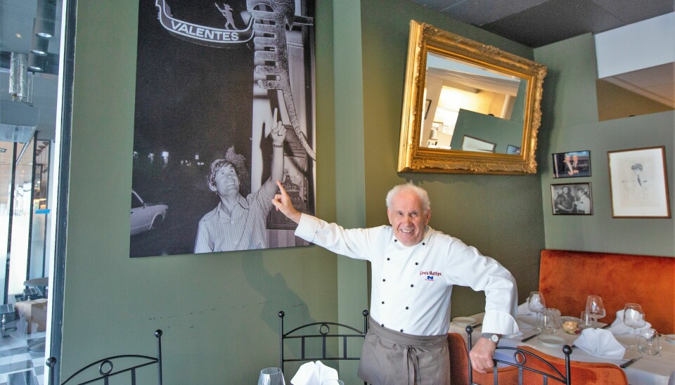 I 1970 åpnet den første italienske restauranten i Oslo. Gino Valente peker på seg selv.