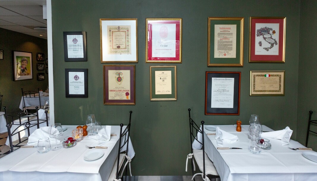 Le pareti del ristorante sono decorate con diplomi e riconoscimenti da tutto il mondo.