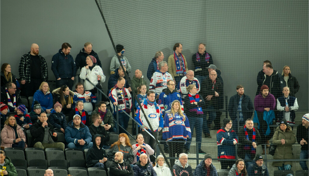 Smittevernrestriksjoner er fjernet og atter en gang kan trofaste Enga-tilhengere følge iskrigerne fra Oslo øst. I Varner Arena var det gøy å følge bortelaget. Smittevernrestriksjoner er fjernet og atter en gang kan trofaste Enga-tilhengere følge iskrigerne fra Oslo øst. I Varner Arena var det gøy å følge bortelaget.