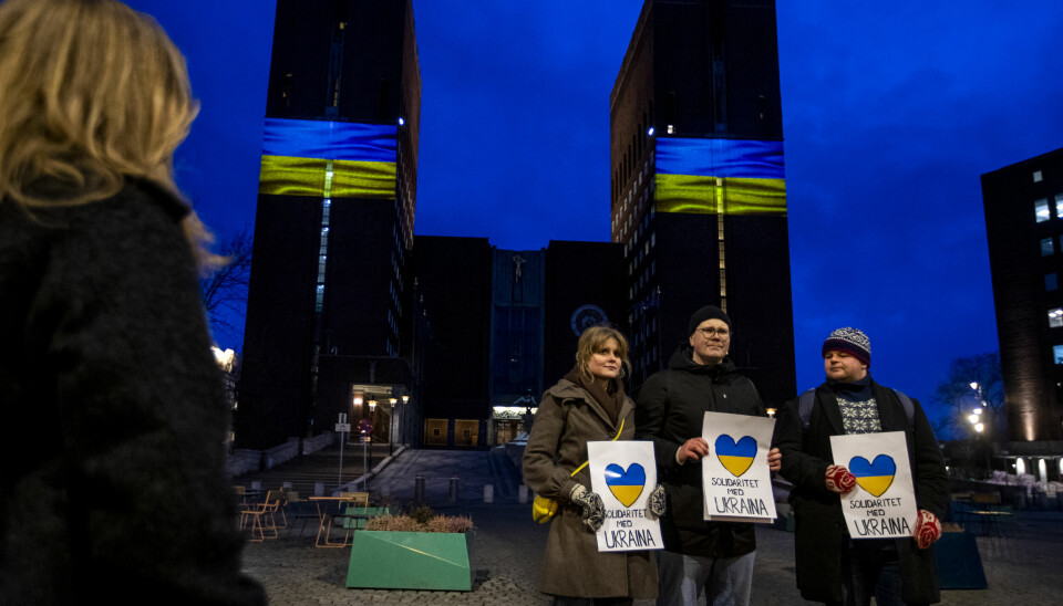 Reidar Fugle Nordhaug (t.h.), Henrik Drivenes og Guro Nyhus Hagen under markering mot Russlands invasjon av Ukraina foran Rådhuset i Oslo.Oslo rådhus lyses opp med ukrainske farger.Foto: Javad Parsa / NTB