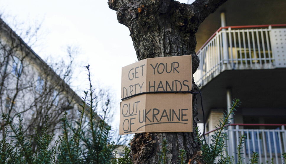 Demonstranter har hengt opp skilt under markering mot Russlands invasjon av Ukraina foran den russiske ambassaden i Oslo. Mange ukrainere møtte opp for å markere sin motstand mot de pågående krigshandlingene i Ukraina.Foto: Lise Åserud / NTB