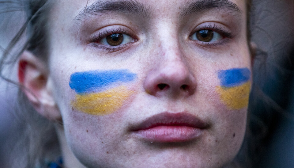 Elena Teigen under markering mot Russlands invasjon av Ukraina foran den russiske ambassaden i Oslo. Mange ukrainere møtte opp for å markere sin motstand mot de pågående krigshandlingene i Ukraina.Foto: Javad Parsa / NTB
