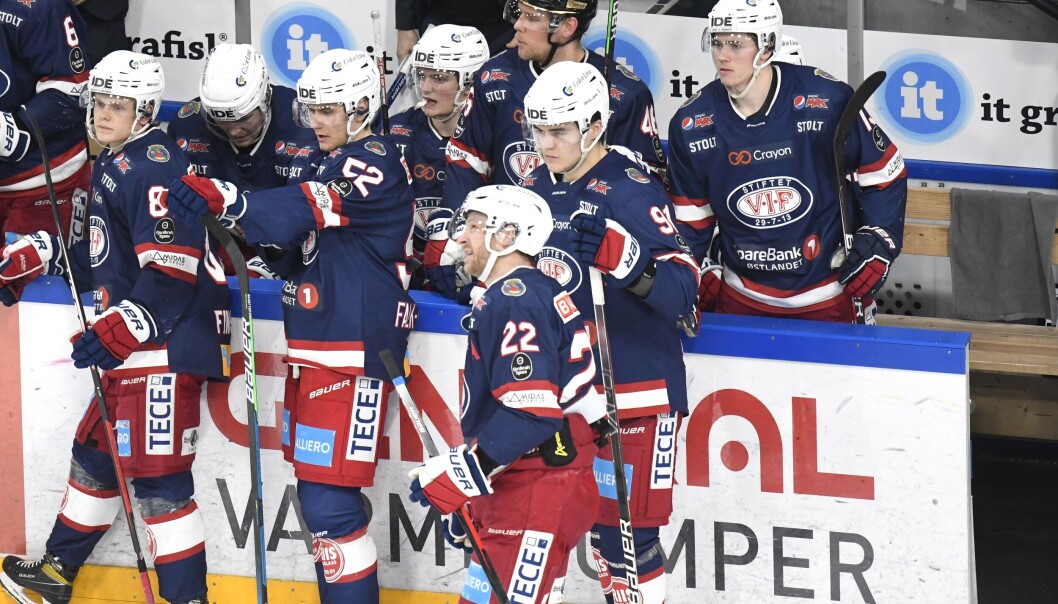 Pontus Finstad (t.v) og resten av Vålerenga må innse at Finstads scoring blir underkjent av dommerne. Pontus Finstad (t.v) og resten av Vålerenga må innse at Finstads scoring blir underkjent av dommerne.