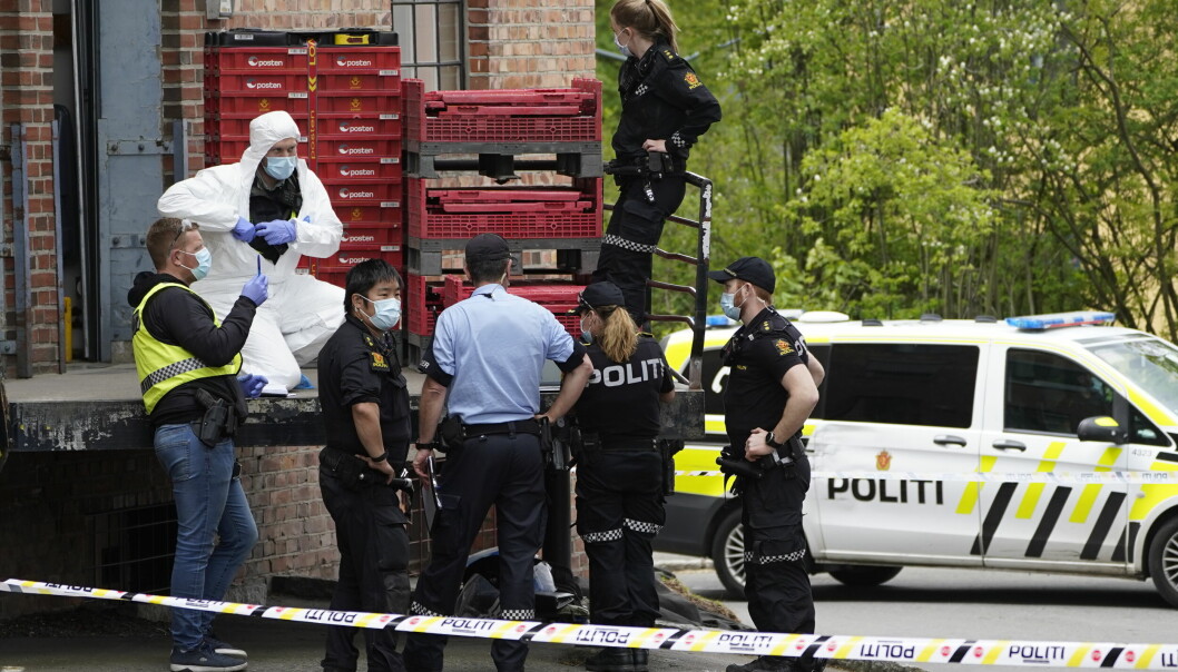 Politiet utenfor Etterstad postkontor i mai fjor. Nå er tre menn bosatt i Sverige dømt for ranet.