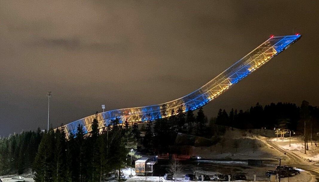Oslo kommune eier Holmenkollen skianlegg og bare dager før verdenscuprennene ble skibakken lyssatt i Ukrainas farger.