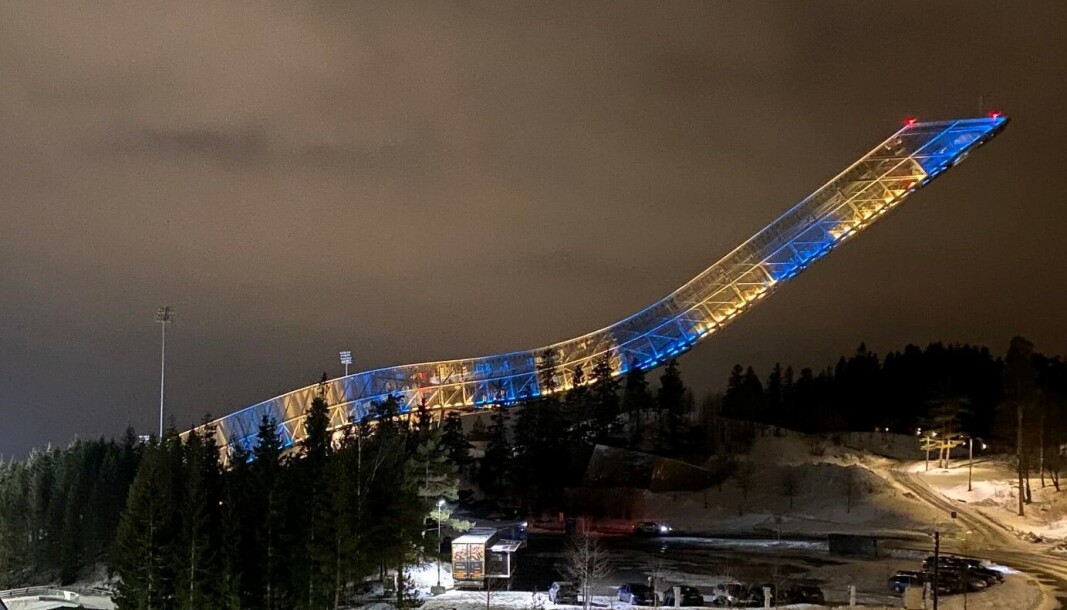 Oslo kommune eier Holmenkollen skianlegg og bare dager før verdenscuprennene ble skibakken lyssatt i Ukrainas farger. Oslo kommune eier Holmenkollen skianlegg og bare dager før verdenscuprennene ble skibakken lyssatt i Ukrainas farger.