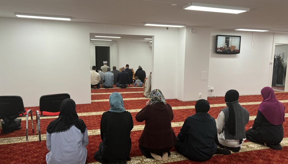 Denne kvelden samler alle seg i en sirkel i det innerste rommet av det som utgjør moskeens bønnesal.