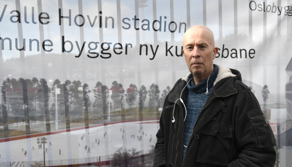 Valle Hovin-nabo Roger Pedersen er skeptisk til at bandysporten skal få innpass i det nye skøyteanlegget på Oslo øst. — Ingen her driver med bandy, sier han.