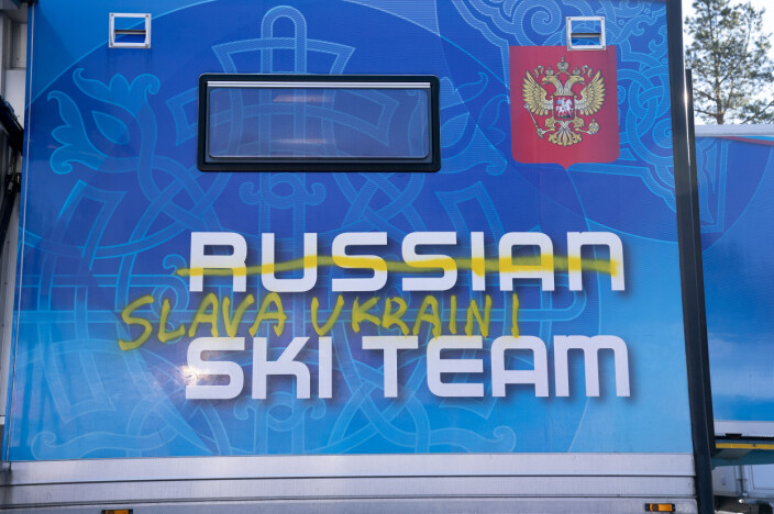 Noen har tagget ned det russiske langrennslandslagets smøretrailer, som står i Holmenkollen. Noen har tagget ned det russiske langrennslandslagets smøretrailer, som står i Holmenkollen.