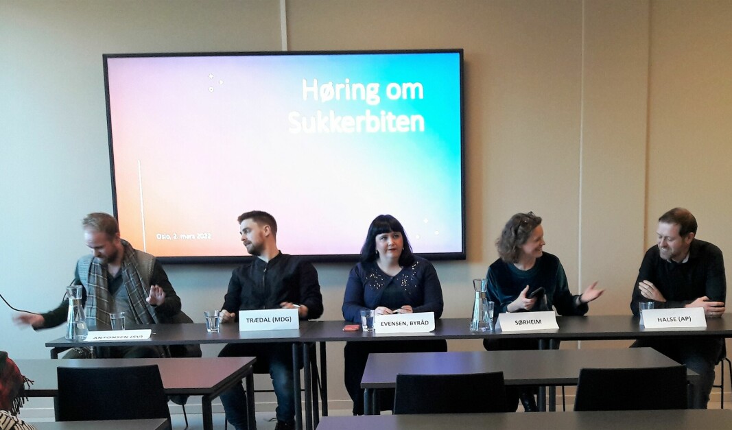 Panelet som diskuterte utredningen om Sukkerbiten. Fra venstre, Stian Antonsen, Eivind Trædal, Victoria Marie Evensen, ordstyrer Tuva Ørbeck Sørheim og Andreas Halse