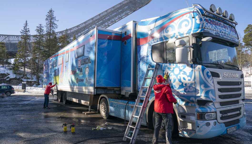 Taggingen av den russiske smøretraileren i Holmenkollen er politianmeldt. Taggingen av den russiske smøretraileren i Holmenkollen er politianmeldt.