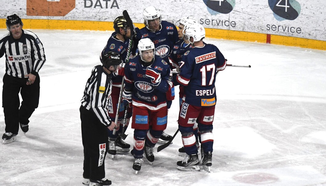 Mathis Olimb (foran) og resten av Vålerenga-spillerne kunne juble etter seier i byderbyet mot Manglerud Star torsdag kveld. Mathis Olimb (foran) og resten av Vålerenga-spillerne kunne juble etter seier i byderbyet mot Manglerud Star torsdag kveld.