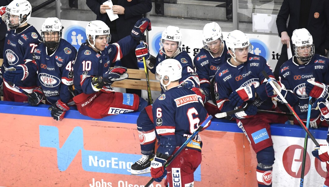 Vålerengas Kalle Ekelund gratuleres av Mathis Olimb etter hjemmelagets tredje mål. Vålerengas Kalle Ekelund gratuleres av Mathis Olimb etter hjemmelagets tredje mål.