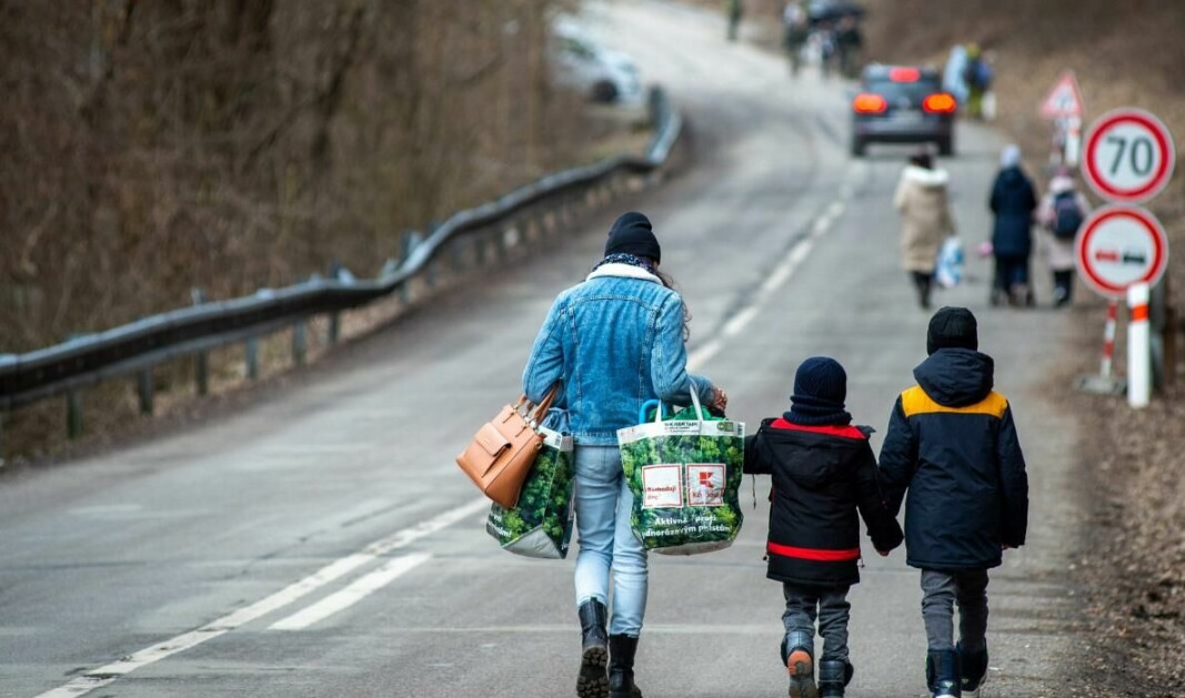 En kvinne med to barn og bæreposer har nettopp krysset den slovakisk-ukrainske grensen.