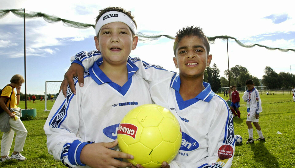 Israeleren Shimi Abddul (t.v.) og palestineren Ahmad Dari var stolte under Norway Cup i 2003. — Se hva vi klarer sammen, sa de to guttene på Peace Team.
