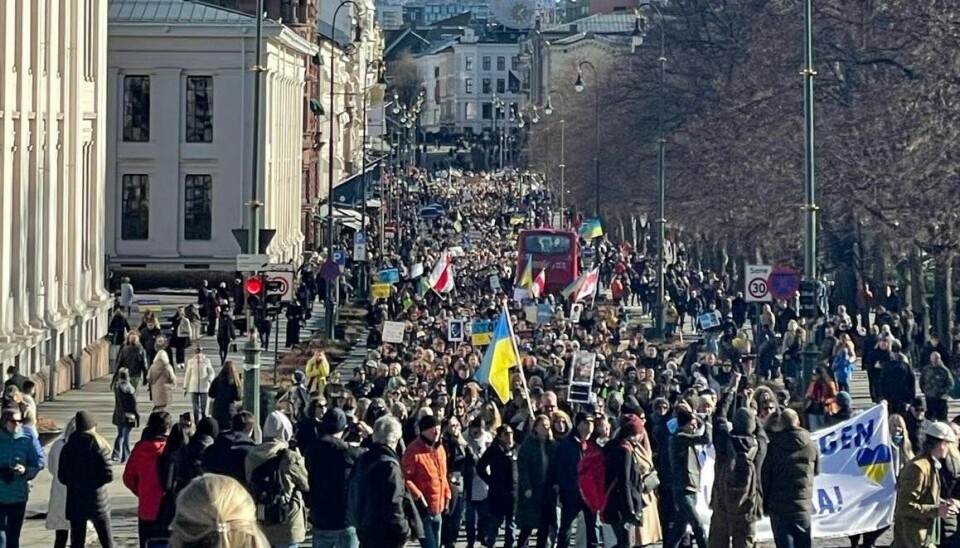 Her ser man demonstrantene mot Russlands krigføring i Ukraina beveger seg fra Eidsvolls plass mot Drammensveien i retning Russlands ambassade i Oslo.
