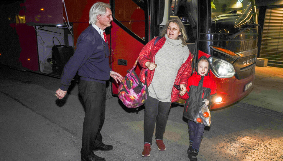 Fra 2. mai kan alle asylsøkere reise gratis med kollektivtrafikken i Oslo og Viken. På bildet ser vi bussjåfør Dan Tore Håland med Nataliia Stilik, en av de første flyktningene fra Ukraina som ankom mottaket på Scandic Helsfyr i mars 2022.