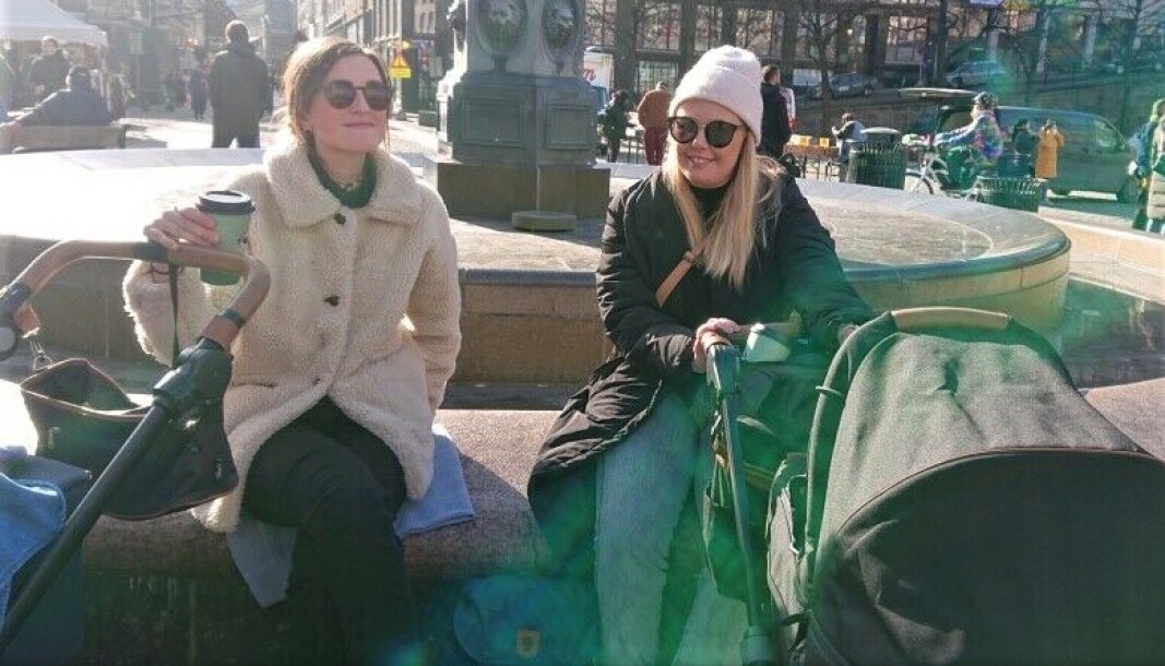 På Youngstorget, fortsatt noen timer før toget, møter vi småbarnsmødrene Andrea Seim Jakobsen (29) og Mari Knuten (også 29). På Youngstorget, fortsatt noen timer før toget, møter vi småbarnsmødrene Andrea Seim Jakobsen (29) og Mari Knuten (også 29).