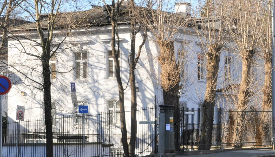 Dette gatekrysset ved Russlands ambassade på Skillebekk får nytt navn - Ukrainas plass. Det betyr at alle som skal ut og inn av ambassaden på krysse over den nye plassen. Dette gatekrysset ved Russlands ambassade på Skillebekk får nytt navn - Ukrainas plass. Det betyr at alle som skal ut og inn av ambassaden på krysse over den nye plassen.