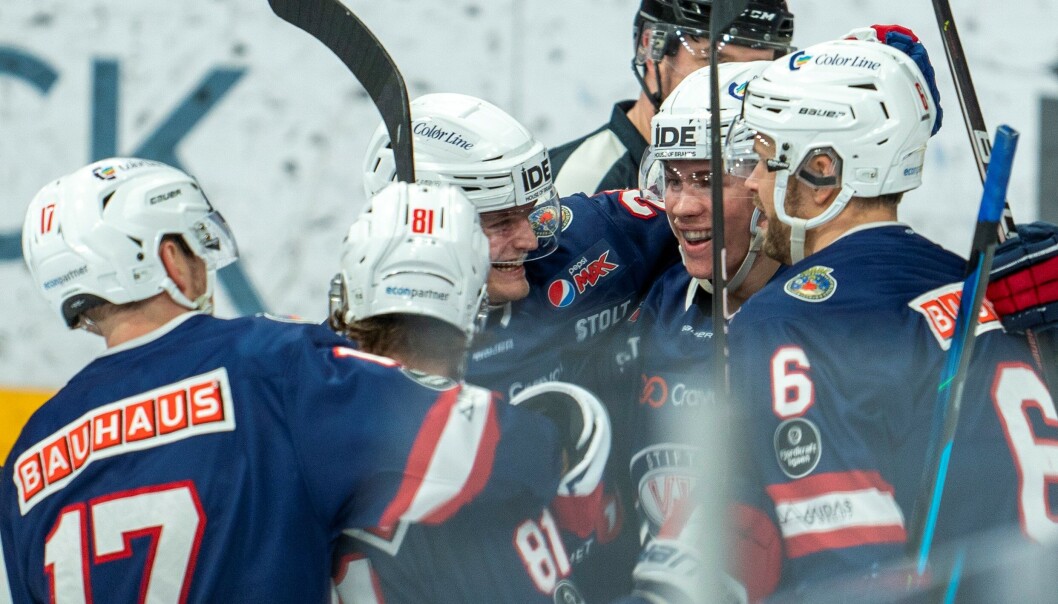Oslo 20220301. Vålerenga scoring med Mathis Olimb under eliteseriekampen i ishockey mellom Vålerenga og Stavanger Oilers.Foto: Terje Pedersen / NTB Oslo 20220301. Vålerenga scoring med Mathis Olimb under eliteseriekampen i ishockey mellom Vålerenga og Stavanger Oilers.Foto: Terje Pedersen / NTB