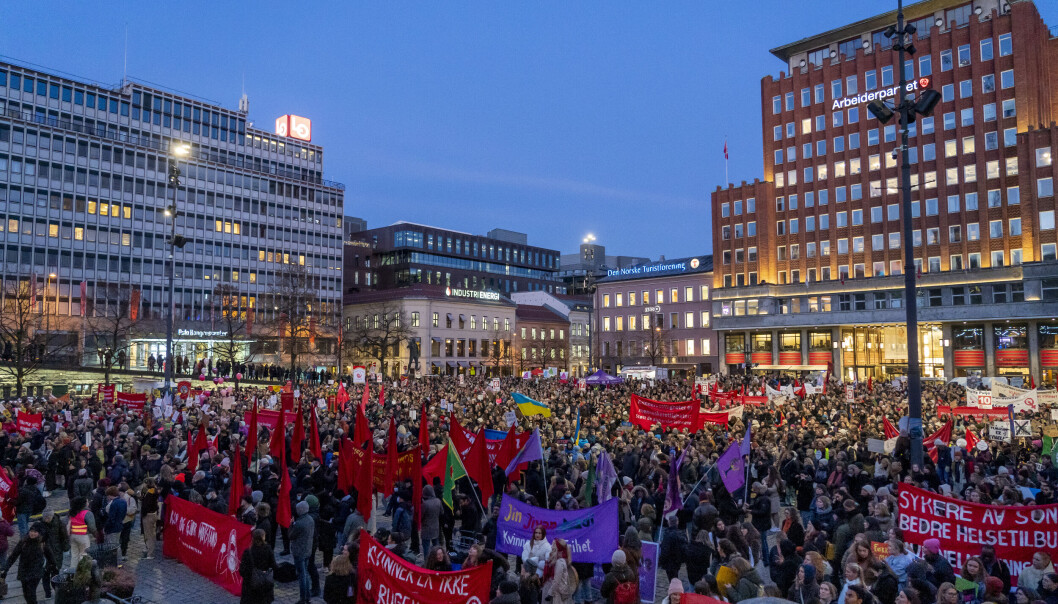 To år uten 8. mars-markering på Youngstorget: Mellom 10.000 og 12.000 anslås å ha møtt opp på årets markering. To år uten 8. mars-markering på Youngstorget: Mellom 10.000 og 12.000 anslås å ha møtt opp på årets markering.
