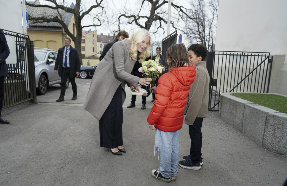 Kronprinsesse Mette-Marit ble tatt imot av skolens elever.