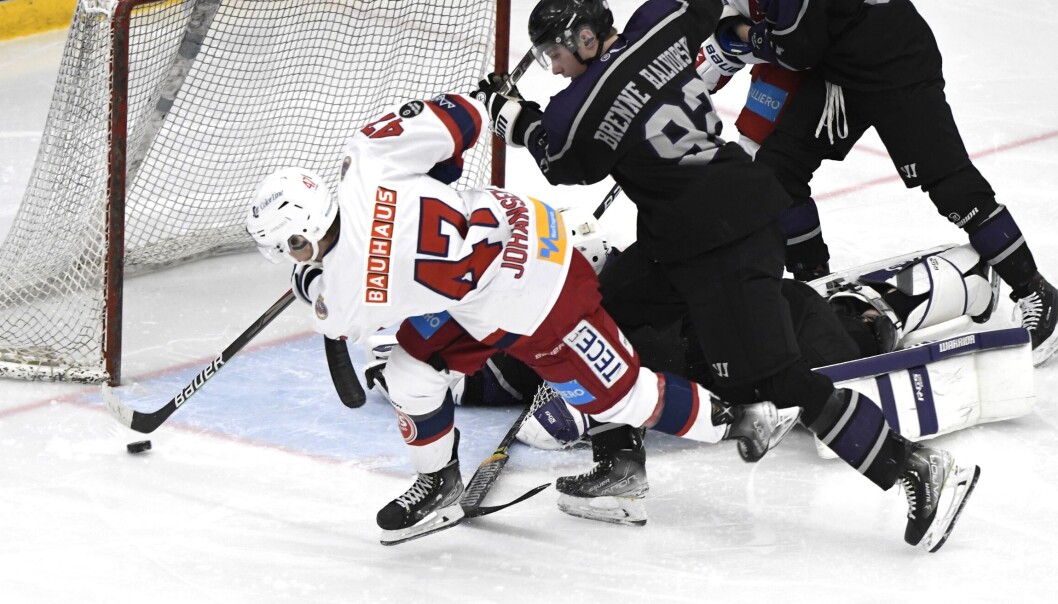 Det ble mange mål på Vålerenga-spilerne torsdag kbeld. Her scorer Sebastian Johansen fra knestående. Det ble mange mål på Vålerenga-spilerne torsdag kbeld. Her scorer Sebastian Johansen fra knestående.
