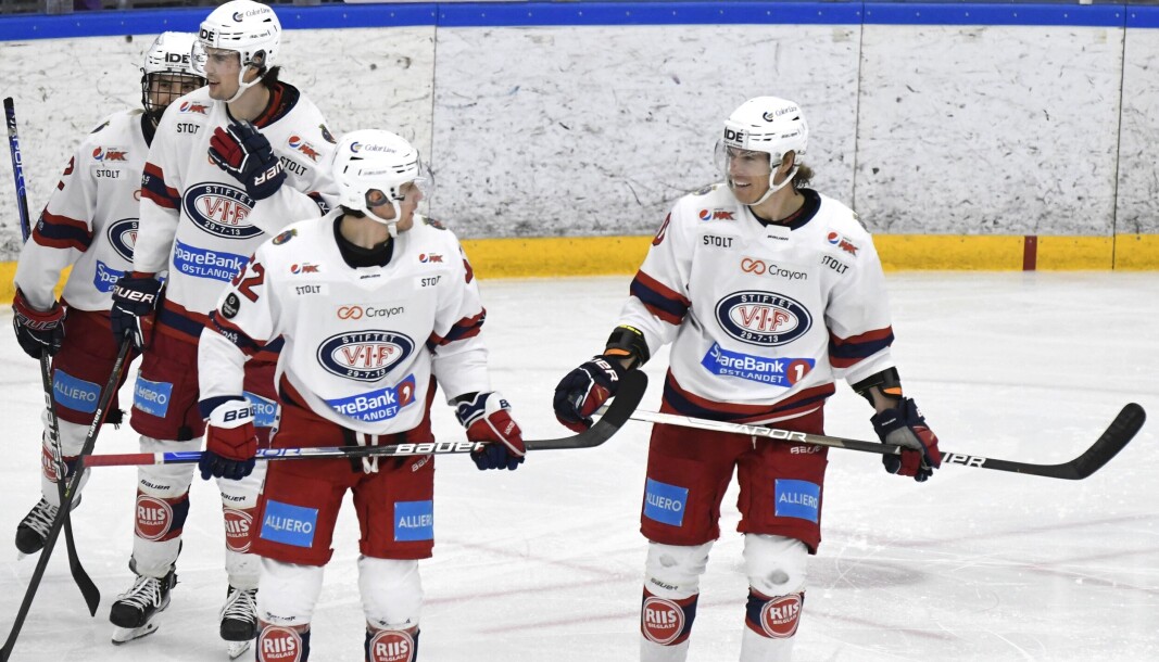 Kampens store spiller David Booth (t.h) og Svein Petter Falk-Larssen kan smile eter å ha slått byrival Grüner hele 12-0. Kampens store spiller David Booth (t.h) og Svein Petter Falk-Larssen kan smile eter å ha slått byrival Grüner hele 12-0.