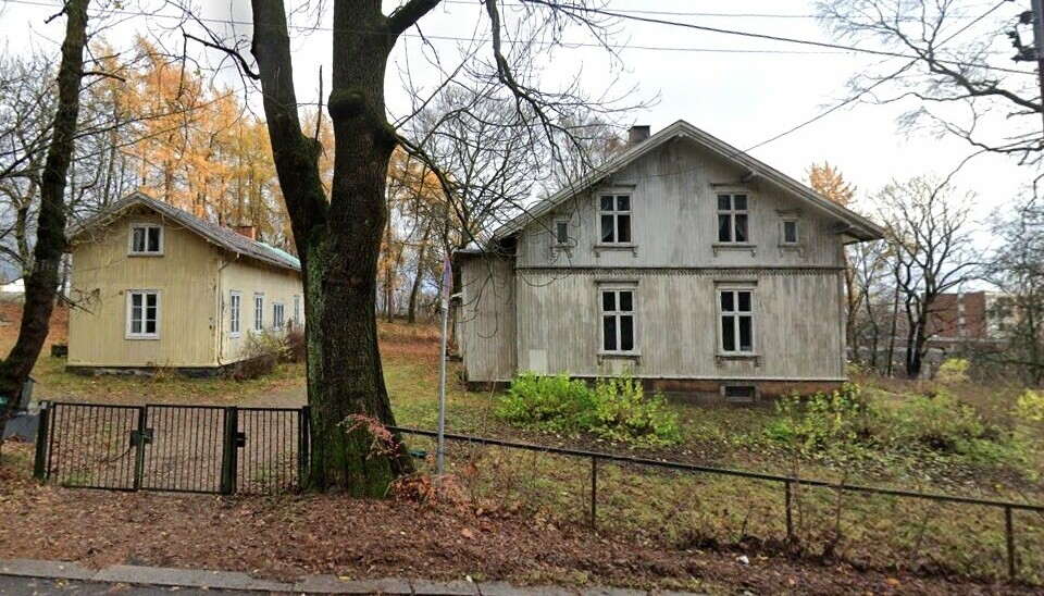 På denne tomta i Ullevålsveien 116 strides kommunen og familien Godal om det kan bygges boliger. Nå krever eierne av eiendommen kommunen for 142 millioner i tapte salgsinntekter.