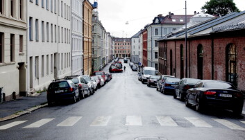 To personer til sykehus: Bilist på Grünerløkka mistet kontrollen og kjørte inn i stillas og husvegg