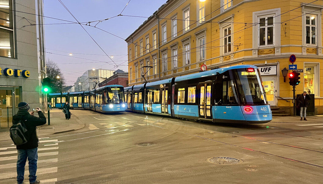 De nye trikkene SL 18 driver for tiden testkjøring i Oslo. Nå har det kommet klager på støy når dørene åpnes og lukkes. De nye trikkene SL 18 driver for tiden testkjøring i Oslo. Nå har det kommet klager på støy når dørene åpnes og lukkes.