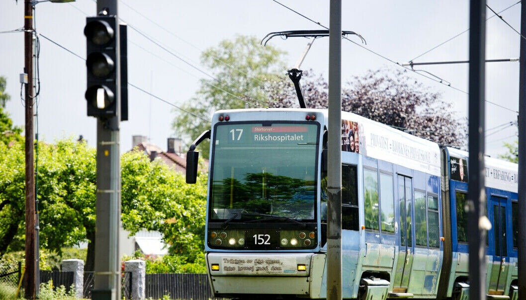 En trikk av typen SL-95, de såkalte Italia-trikkene, ved Forskningsparken holdeplass. En trikk av typen SL-95, de såkalte Italia-trikkene, ved Forskningsparken holdeplass.