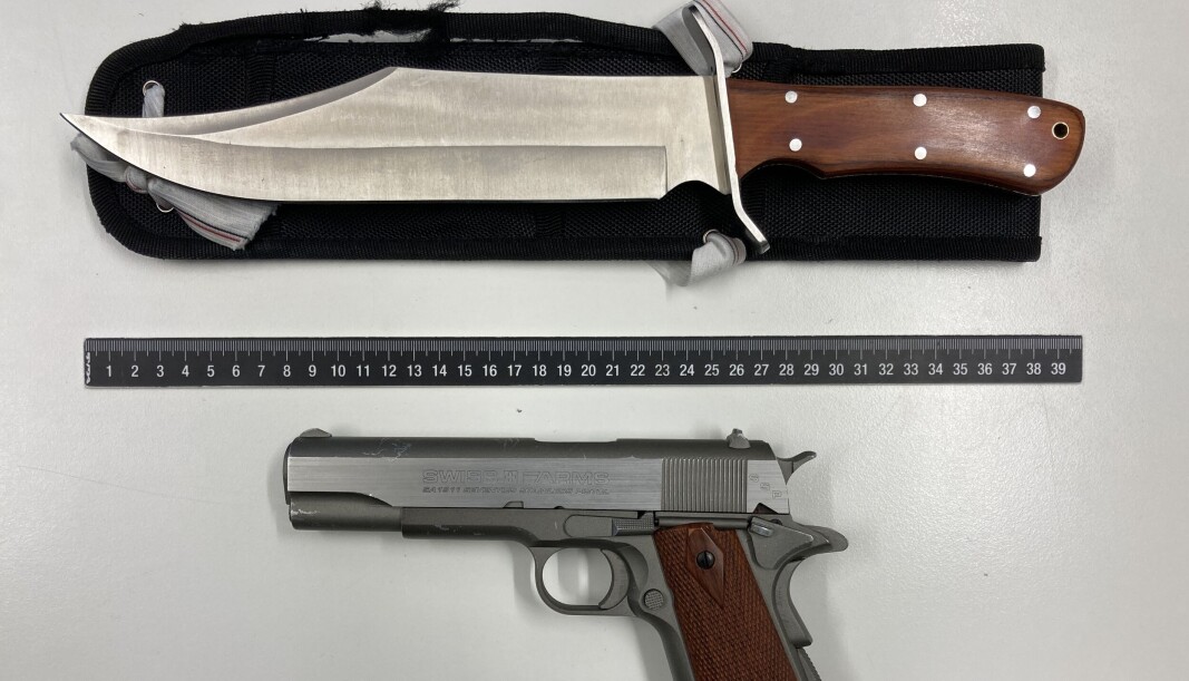 Kniven og pistolen den pågrepne mannen bar på kroppen. Kniven og pistolen den pågrepne mannen bar på kroppen.