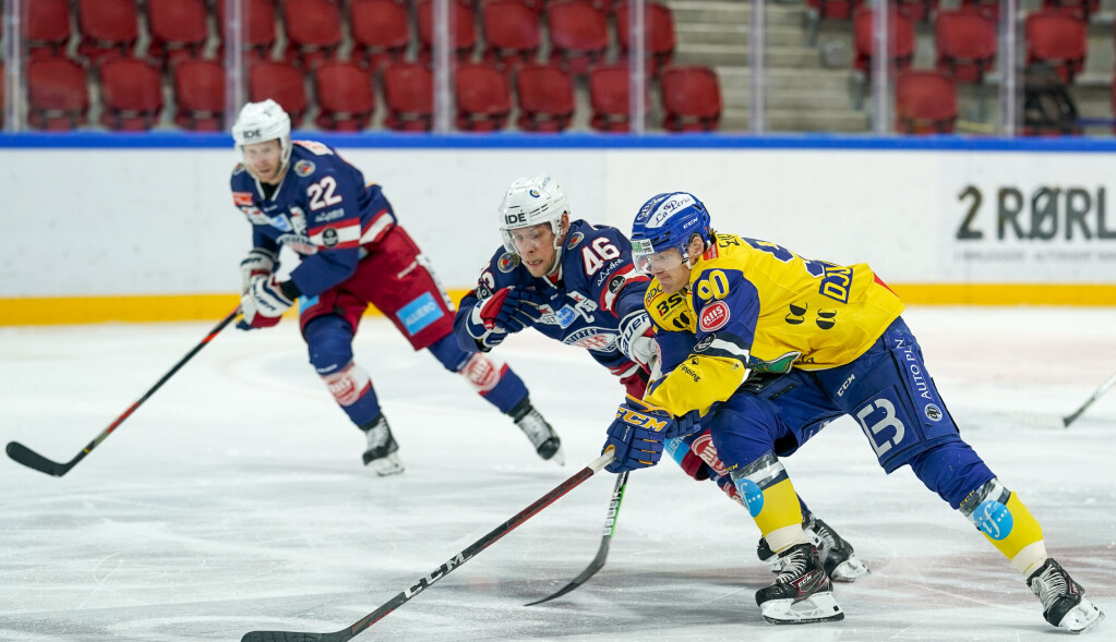Storhamars Jonas Djupvik Løvlie (t.h.) i duell med hjemmelagets Tobias Lindström. Storhamars Jonas Djupvik Løvlie (t.h.) i duell med hjemmelagets Tobias Lindström.