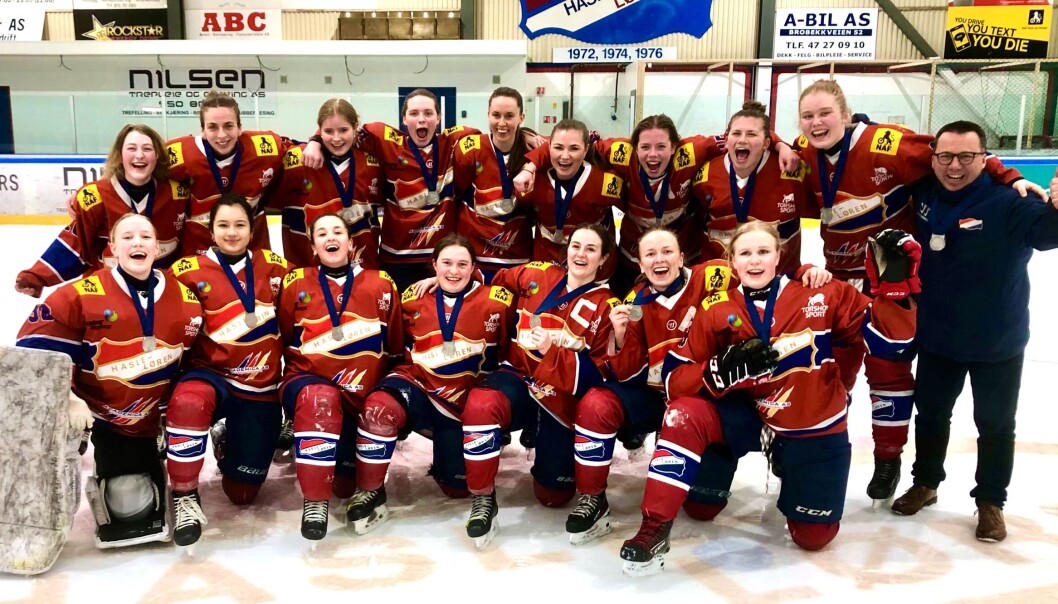 Hasle-Løren tok sølvmedaljene i årets hockeyserie for kvinner. Hasle-Løren tok sølvmedaljene i årets hockeyserie for kvinner.