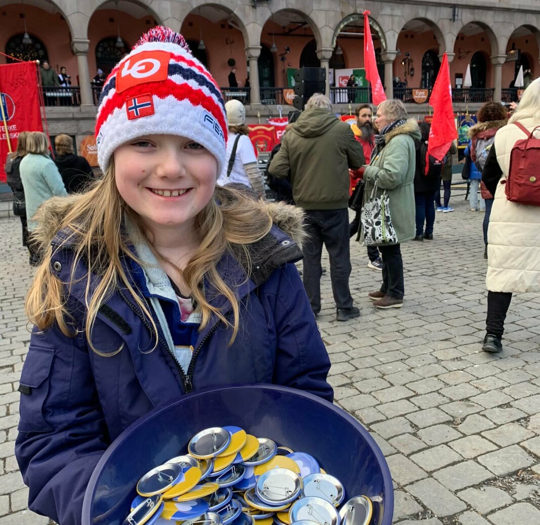 Jenny Bjone (9) hadde først solgt kake til inntekt for ukrainske flyktninger. Deretter delte hun ut Ukraina-buttons med hjerte på Youngstorget. Jenny Bjone (9) hadde først solgt kake til inntekt for ukrainske flyktninger. Deretter delte hun ut Ukraina-buttons med hjerte på Youngstorget.