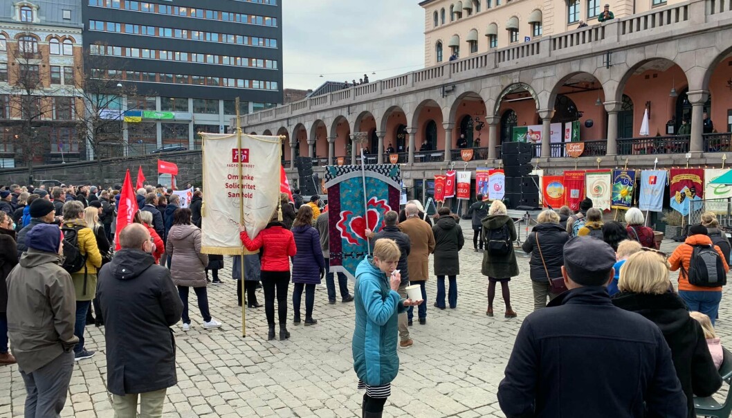 Støttemarkeringen for Ukraina på Youngstorget var i regi av fagbevegelsen, og blant appellantene var LO-leder Peggy Hessen Følsvik. Støttemarkeringen for Ukraina på Youngstorget var i regi av fagbevegelsen, og blant appellantene var LO-leder Peggy Hessen Følsvik.