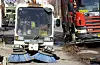 Oslo 20020408 Vårrengjøring i Oslos gater. Våren er tid for rengjøring og tirsdag ettermiddag ble gater og fortau på Frogner i Oslo spylt og feid rene for vinterens etterlatenskaper. Her kostene på en feie-bil i aksjon.