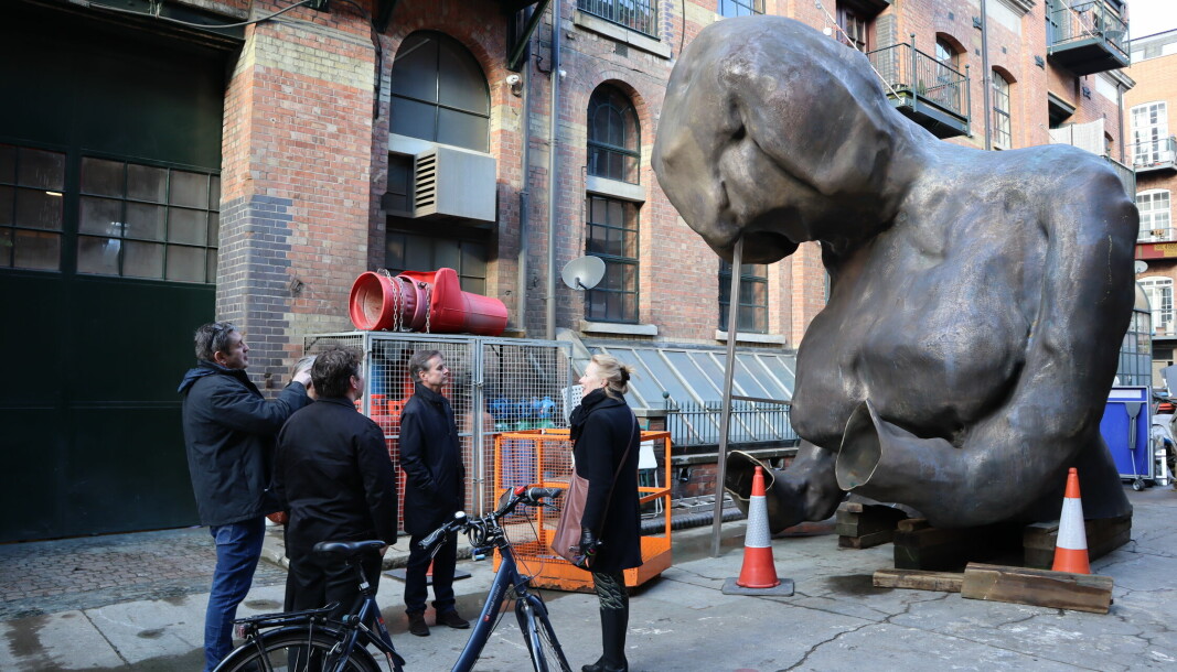 Øverste del av den ni meter høye skulpturen i London. I neste uke befinner den seg i Bjørvika.