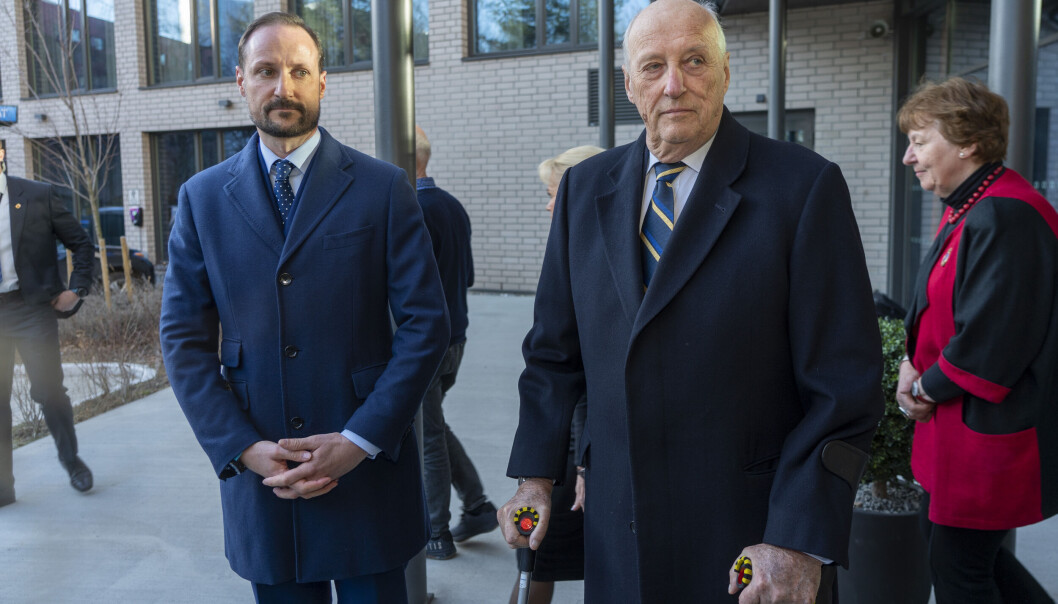 Kong Harald og kronprins Haakon fikk en orientering av ordfører Marianne Borge og ledelsen i UDI da de var på ankomstsenteret for flyktninger på Helsfyr i Oslo fredag. Foto: Terje Pedersen / NTB Kong Harald og kronprins Haakon fikk en orientering av ordfører Marianne Borge og ledelsen i UDI da de var på ankomstsenteret for flyktninger på Helsfyr i Oslo fredag. Foto: Terje Pedersen / NTB