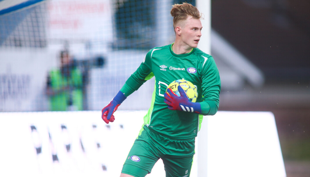 VIF-keeper Kristoffer Klaesson i aksjon for gamleklubben. Nå har han også debutert for Leeds i Premier League. VIF-keeper Kristoffer Klaesson i aksjon for gamleklubben. Nå har han også debutert for Leeds i Premier League.