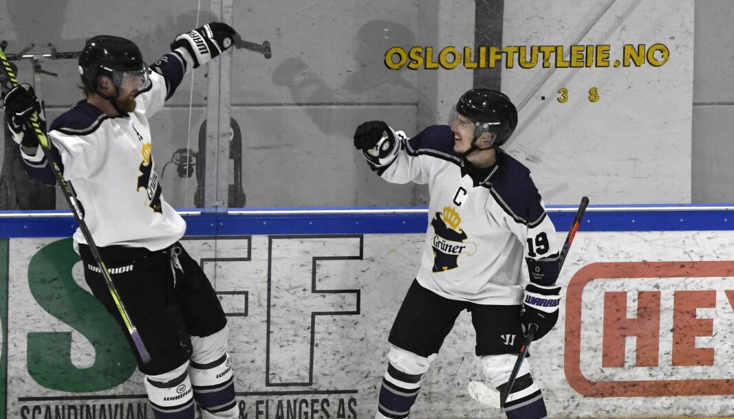Matchvinner Christoffer Gozzi (th) og Sean-Michel Sunnqvist jubler etter at Grüner har avgjort i spilleforlengelse mot Manglerud Star lørdag. Matchvinner Christoffer Gozzi (th) og Sean-Michel Sunnqvist jubler etter at Grüner har avgjort i spilleforlengelse mot Manglerud Star lørdag.
