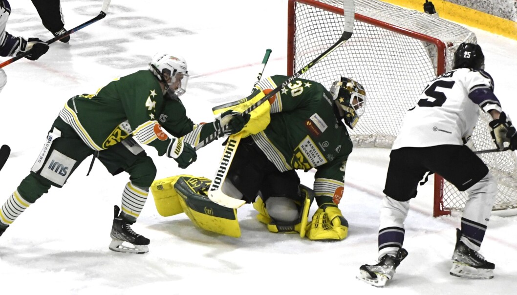 Grüners Nicolai Eliesen setter inn det viktige 2-1-målet bak MS-keeper Lars Haugen. Grüners Nicolai Eliesen setter inn det viktige 2-1-målet bak MS-keeper Lars Haugen.