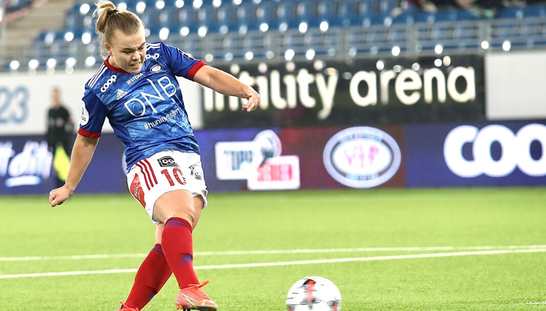 Sånn skal det gjøres. Olaug Tvedten får endelig hyll på byllen, og sender Vålerenga i ledelsen 1-0. Sånn skal det gjøres. Olaug Tvedten får endelig hyll på byllen, og sender Vålerenga i ledelsen 1-0.