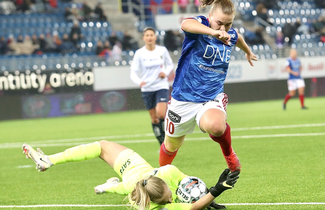 Stabæk-keper Sunniva Skoglund holdt laget inne i kampen i 80 minutter. Her redder hun rett foran Olaug Tvedten. Stabæk-keper Sunniva Skoglund holdt laget inne i kampen i 80 minutter. Her redder hun rett foran Olaug Tvedten.