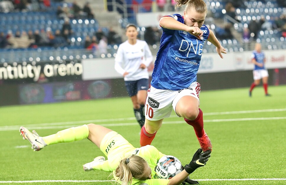 Stabæk-keper Sunniva Skoglund holdt laget inne i kampen i 80 minutter. Her redder hun rett foran Olaug Tvedten.