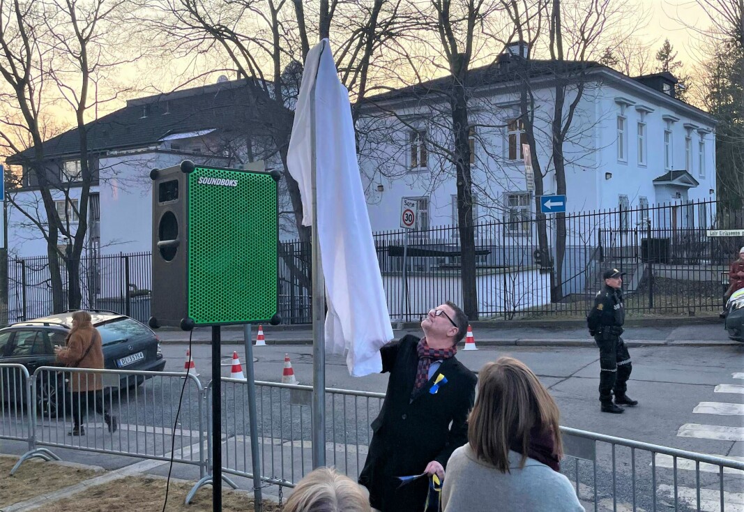 Leder i Frogner bydelsutvalg, Jens J. Lie (H), avduker skiltet som viser at Ukrainas plass ligger rett ved Russlands ambassade i Oslo.